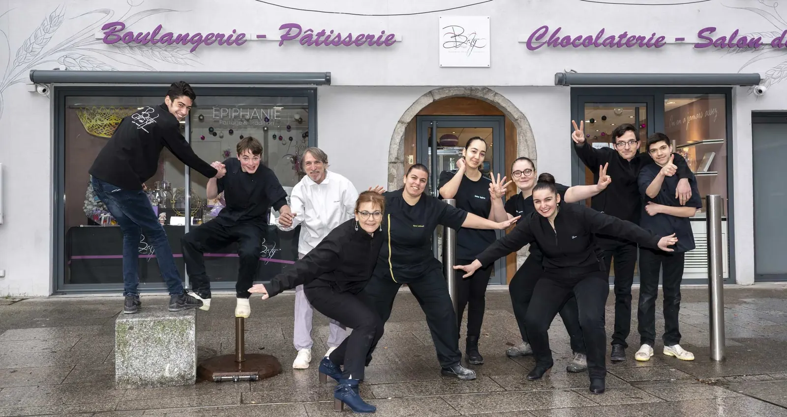 L'équipe Baty devant la boutique, place Saint-Jean